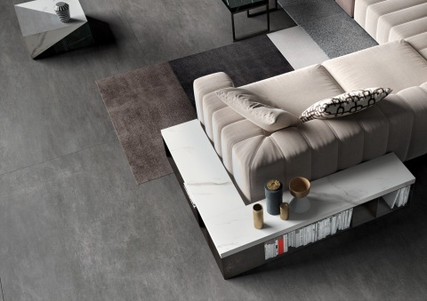 Biała półka i sofa w salonie z elementami ze spieku Infinity Extra Statuario