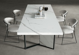 Stół jadalniany z blatem Infinity Extra Statuario w minimalistycznej aranżacji