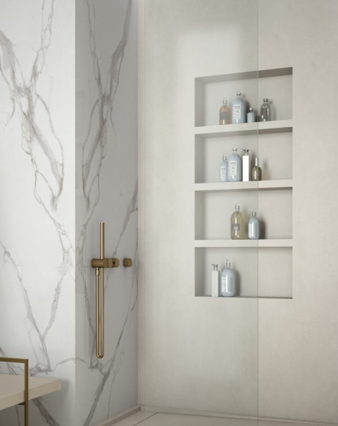 Prysznic w nowoczesnej łazience z płytami Infinity Calacatta Oro
