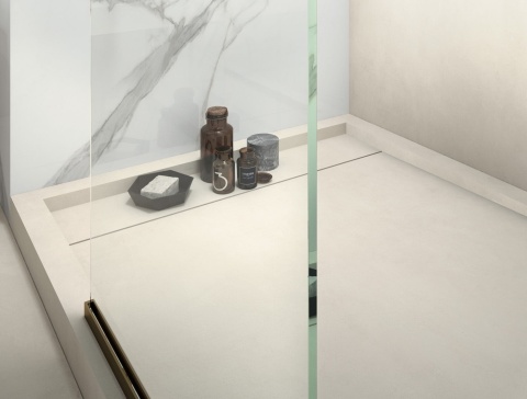 Strefa prysznicowa z detalami spieku Infinity Calacatta Oro i dodatkami