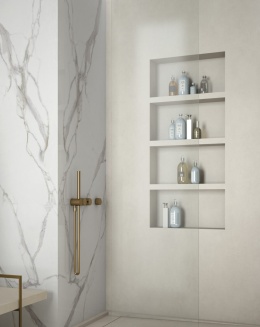 Prysznic w nowoczesnej łazience z płytami Infinity Calacatta Oro