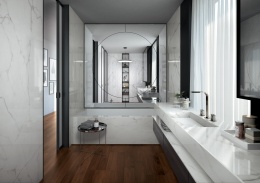 Łazienka z marmurowymi płytami Calacatta Lincoln, dużym lustrem i drewnianą podłogą.