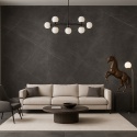 Nowoczesny salon z płytami Infinity Pietra Grey na ścianie, elegancka sofa i dekoracyjny konik w aranżacji.