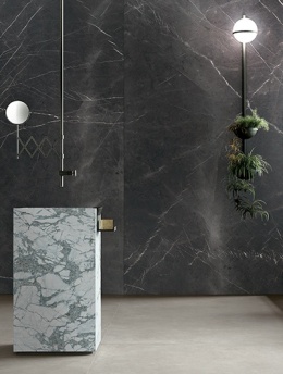 Łazienka z wykończeniem ścian w spieku Infinity Pietra Grey i wolnostojącą umywalką z marmuru