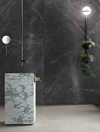 Łazienka z wykończeniem ścian w spieku Infinity Pietra Grey i wolnostojącą umywalką z marmuru