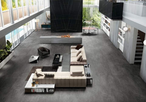 Nowoczesny salon z dekoracyjną ścianą Sahara Noir bookmatch, kominkiem i okrągłym stołem w jadalni.