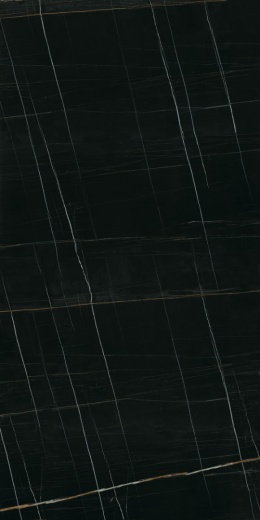 Czerń Sahara Noir przełamana jest dynamicznymi, nieregularnymi liniami w kolorze złotym i białym.