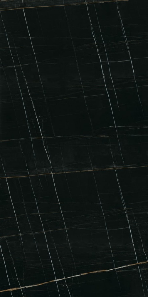 Czerń Sahara Noir przełamana jest dynamicznymi, nieregularnymi liniami w kolorze złotym i białym.