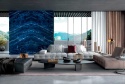 Salon z dużą sofą, kontrastującą ścianą ze spieku Precious Sodalite w niebiesko-białym rysunku bookmatch.