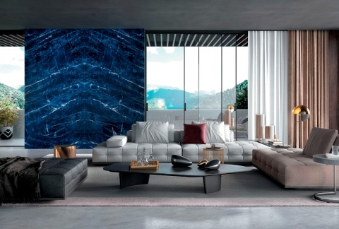 Salon z dużą sofą, kontrastującą ścianą ze spieku Precious Sodalite w niebiesko-białym rysunku bookmatch.