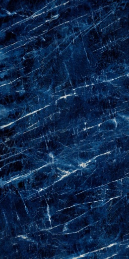 Precious Sodalite to połączenie głębokiego, intensywnego granatu z dynamicznymi, jasnymi żyłkami w odcieniach bieli i srebra