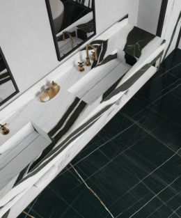 Umywalka oraz blat w łazience wykończone spiekiem Panda White, kontrastujący wzór czarno-biały