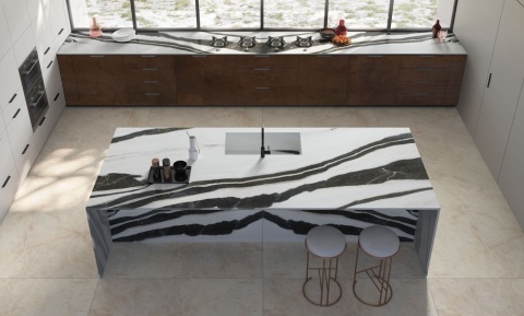 Nowoczesna kuchnia z wyspą i blatami ze spieku Panda White, dynamiczny kontrast czerni i bieli.