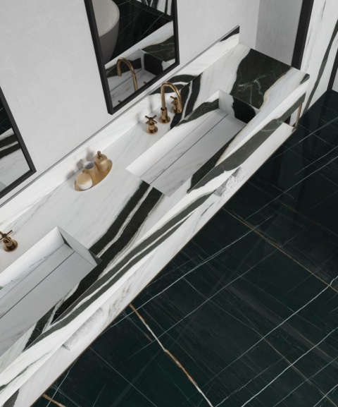 Umywalka oraz blat w łazience wykończone spiekiem Panda White, kontrastujący wzór czarno-biały