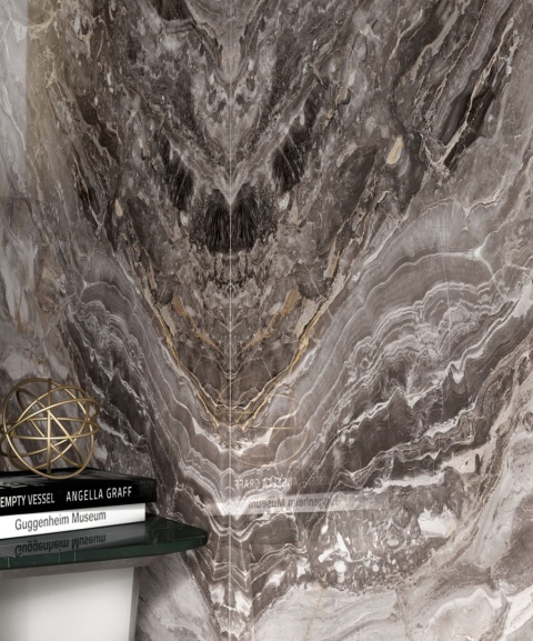 Zbliżenie na ścianę z płyt Infinity MB19 Orobico Luxe w układzie bookmatch, z wyrazistym rysunkiem żył.