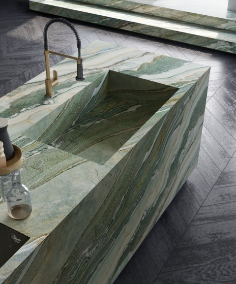 Zbliżenie na blat kuchenny i zlew ze spieku Infinity MB20 Royal Peacock.