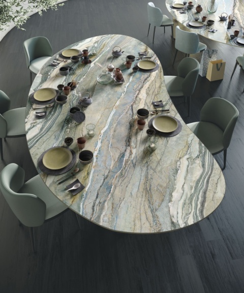 Elegancki stół jadalniany wykończony spiekiem Infinity MB20 Royal Peacock.