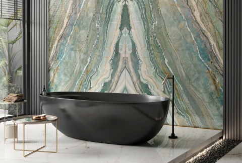 Łazienka z czarną wanną i ścianą wyłożoną spiekiem Infinity MB20 Royal Peacock.