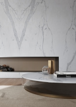 Salon z dekoracyjną ścianą z płyt Statuario Principe w układzie bookmatch.