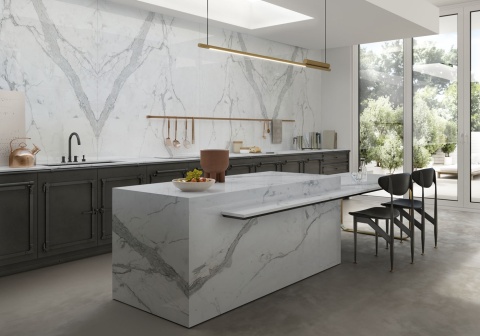 Kuchnia z wyspą i ścianą wykonaną z marmurowych płyt Statuario Principe.