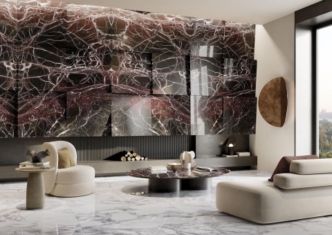 Luksusowy salon z dekoracyjną ścianą z płyt Rosso Domus w głębokiej czerwieni i bieli.