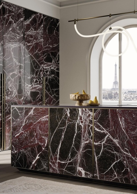 Nowoczesna kuchnia z wyspą i zabudową w spiekach Rosso Domus z wyrazistym żyłkowaniem.