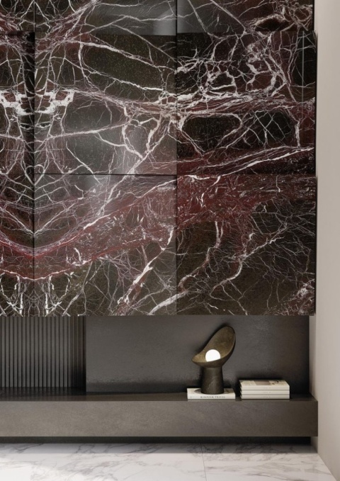 Detal dekoracyjnej ściany z płyt Rosso Domus o intensywnym czerwono-czarnym rysunku.