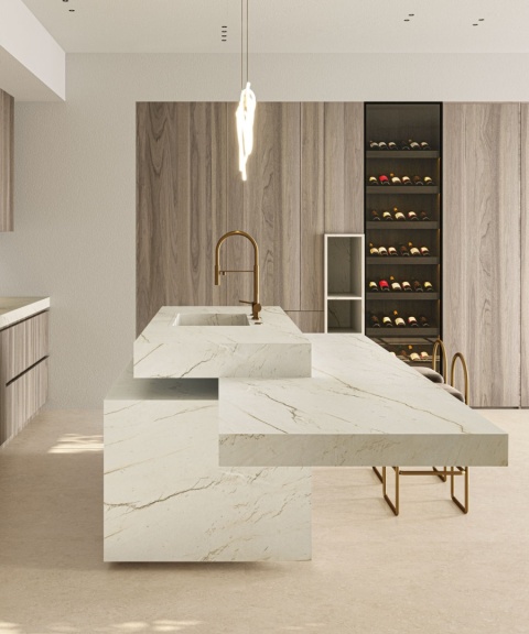 Nowoczesna kuchnia z blatem i zabudową w satynowym wykończeniu Calacatta Brasile.