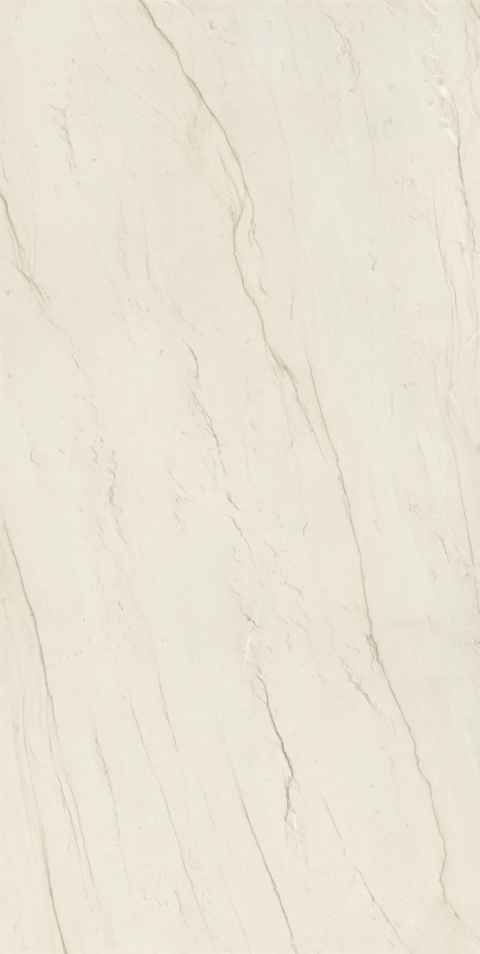 Calacatta Brasile- piaskowo-pergaminowym odcieniu z jasnymi przejściami i delikatnymi brązowymi nitkami