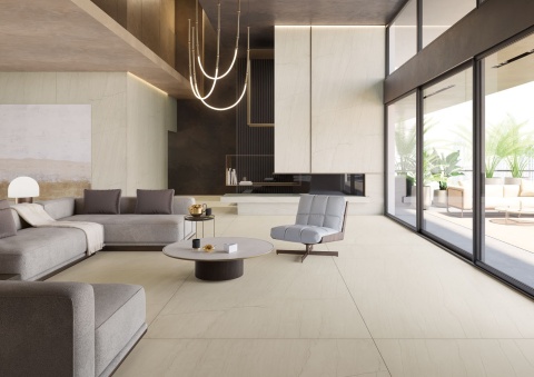 Przestronny salon z płytami Infinity MB28 White Macaubas na podłodze i ścianach