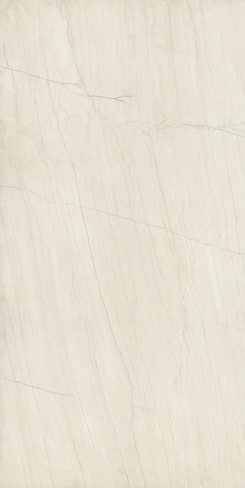 White Macaubas, wyróżnia się subtelnym, kremowo-białym tłem z delikatnymi, liniowymi żyłkami w odcieniach szarości i beżu.