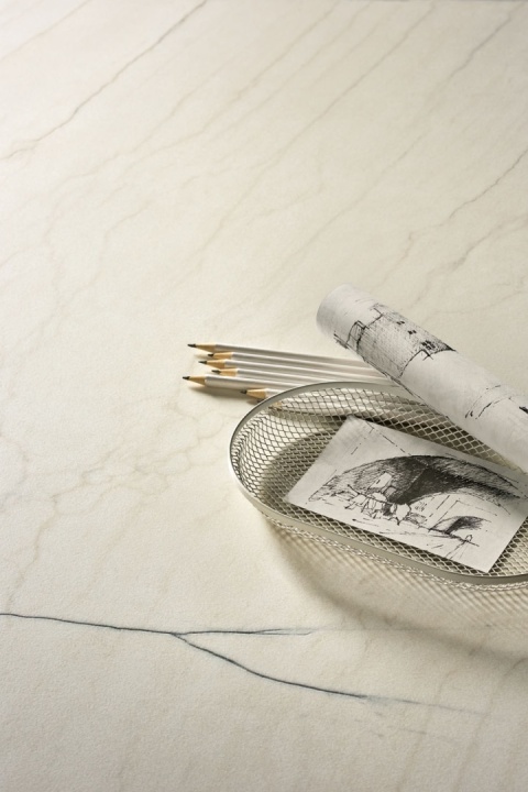 Detal powierzchni płyty Infinity MB28 White Macaubas w satynowym wykończeniu z widocznymi żyłami