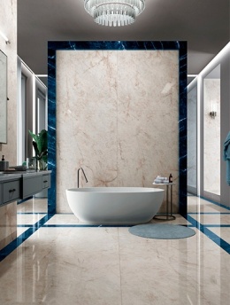 Luksusowa łazienka z wolnostojącą wanną i ścianami wykończonymi spiekiem Infinity Crystal Ice z ciemnoniebieskimi akcentami.