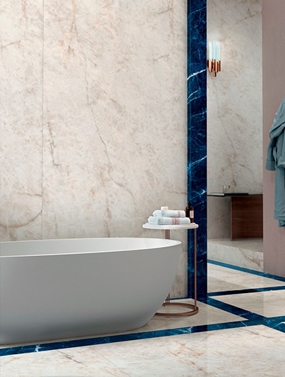 Detal aranżacji łazienki z płytami Infinity Crystal Ice i eleganckimi ramami w kolorze głębokiego granatu.