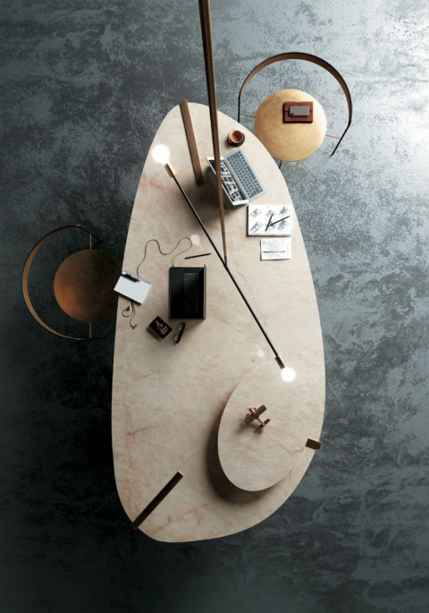 Nowoczesne biuro z designerskim stołem wykonanym ze spieku kwarcowego Infinity Crystal Amber w wykończeniu polerowanym.