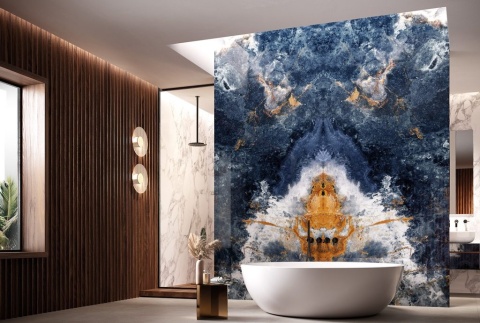 Luksusowa łazienka z dekoracyjną ścianą ze spieku Infinity Ocean Blue w układzie random bookmatch, za wanną wolnostojącą.
