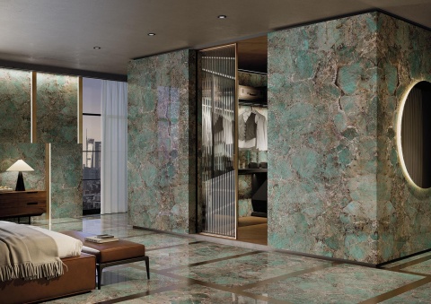 Sypialnia z dekoracyjnymi ścianami i podłogą w wykończeniu Infinity OC06 Santos o intensywnych zielonych odcieniach.