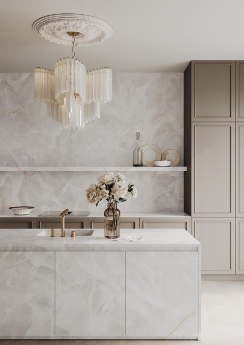 Kuchnia w jasnych barwach z wyspą wykończoną spiekiem Onyx White