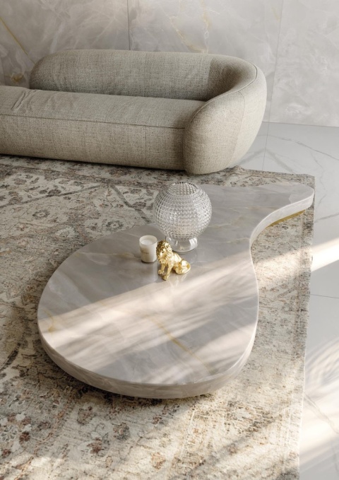 Elegancki stolik kawowy z blatem Onyx White w salonie