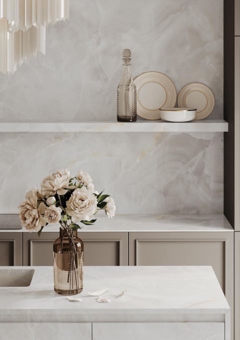 Detal wyspy kuchennej i ściany w spieku Onyx White