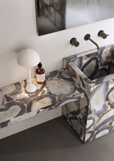 Umywalka i blat łazienkowy wykonane z płyty Infinity OC09 Cammeo w wykończeniu glam, z widoczną strukturą