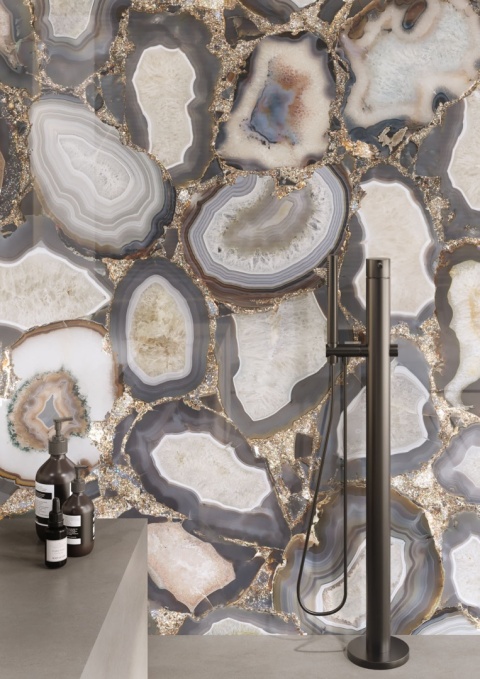 Ściana z agatem Cammeo w odcieniach szarości, bieli i beżu, z połyskującymi wstawkami w stylu luksusowym.