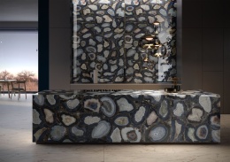 Wyspa kuchenna i ściana z materiału Infinity OC09 Cammeo, łącząca elegancję kamieni półszlachetnych z nowoczesnym designem.