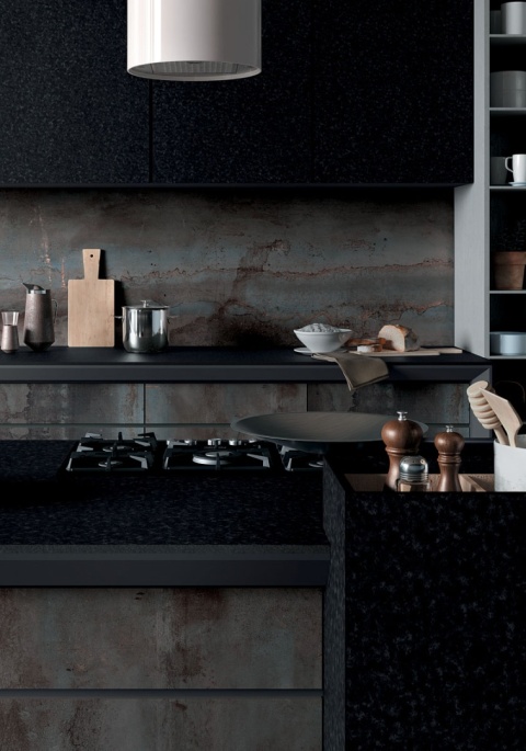 Fragment kuchni z szafkami i blatem wykończonym spiekiem Nero Granite SE05, w ciemnej kolorystyce.