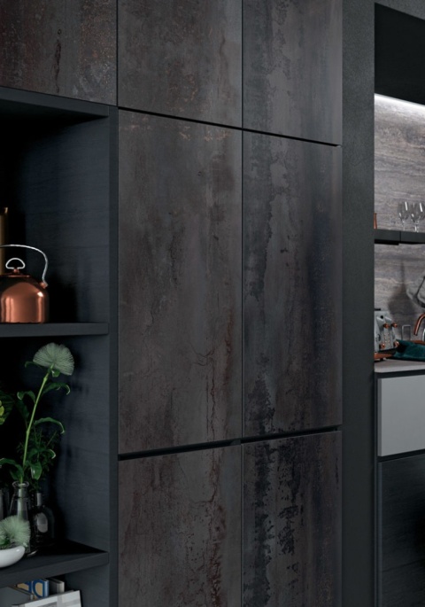 Infinity Travertino Grey SE06 – nowoczesne fronty kuchenne wykończone spiekiem o strukturze trawertynu.