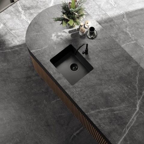 Blat kuchenny ze spieku Atlantis Grey SE08 z matowym wykończeniem i czarnym zlewem