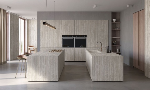 Kuchnia z wyspą i zabudową ze spieku Travertino Chiaro w stylu nowoczesnym.