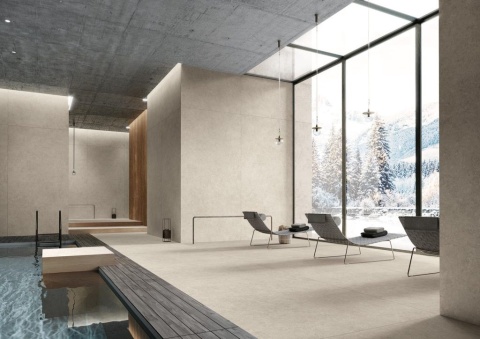 Luksusowe spa z basenem i ścianami w spieku Palladium Ivory, widok na ośnieżony krajobraz