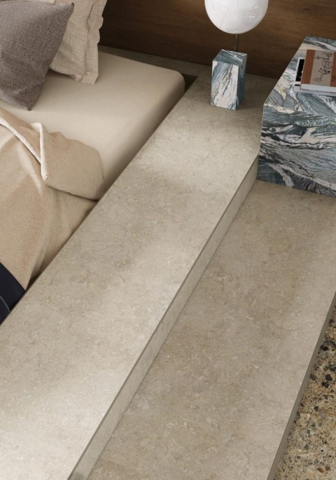 Nowoczesna sypialnia z elementami wykończonymi spiekiem Palladium Ivory w jasnym beżowym odcieniu