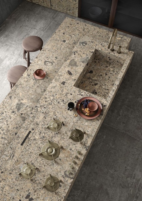 Kuchenny blat z umywalką i palnikami wykonany ze spieku Ceppo Romano SE12